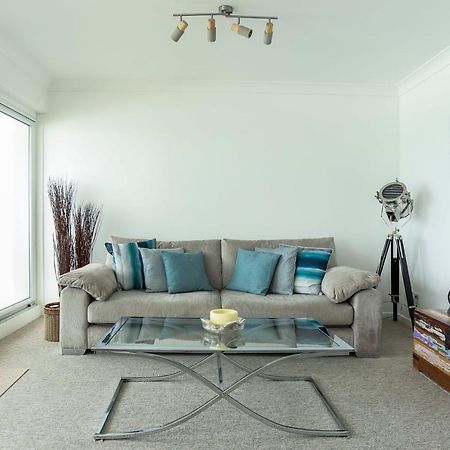 Tides - Beach Front Apartment In Bracklesham Bay Чичестър Екстериор снимка