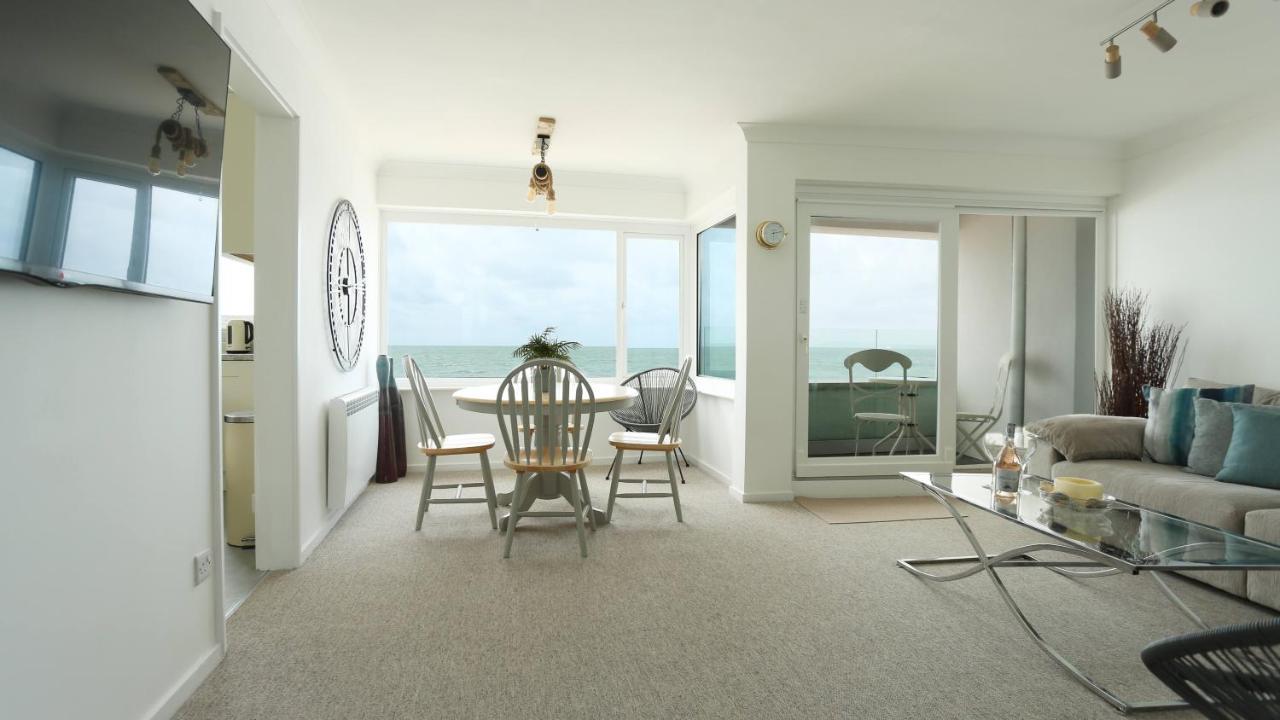 Tides - Beach Front Apartment In Bracklesham Bay Чичестър Екстериор снимка