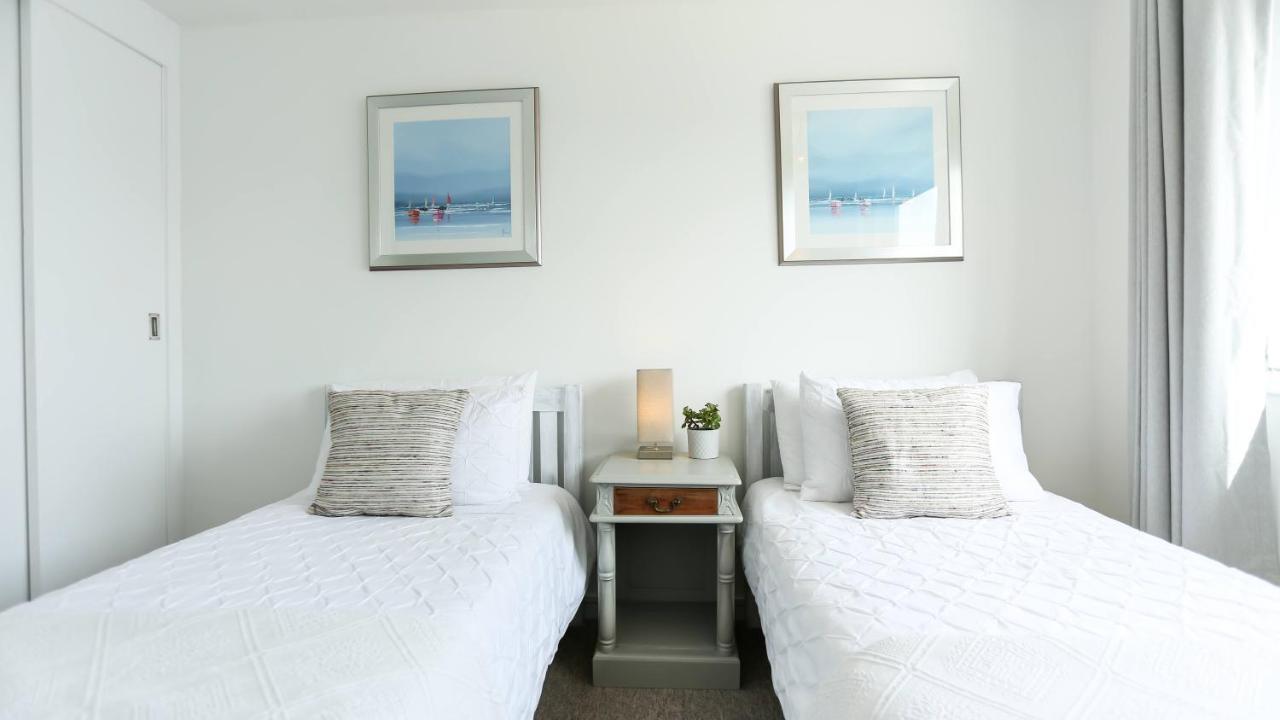 Tides - Beach Front Apartment In Bracklesham Bay Чичестър Екстериор снимка