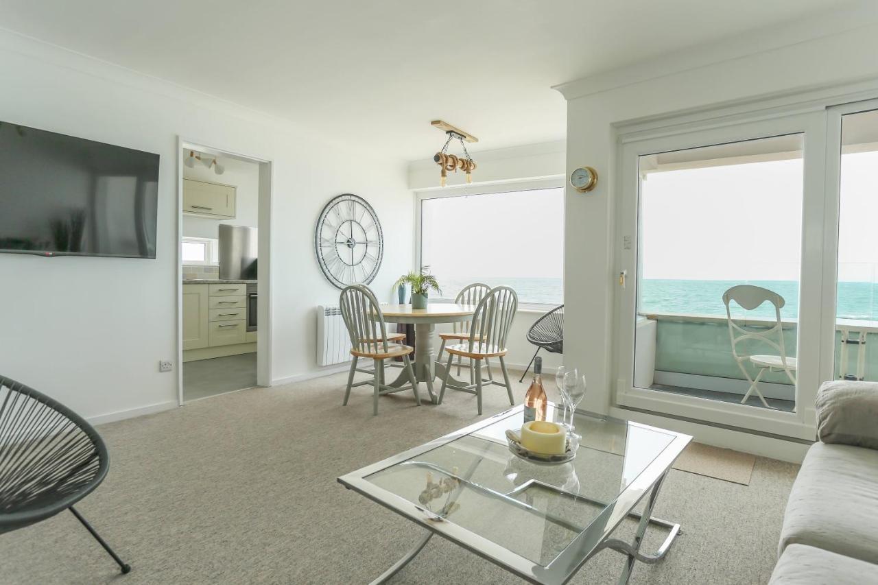 Tides - Beach Front Apartment In Bracklesham Bay Чичестър Екстериор снимка