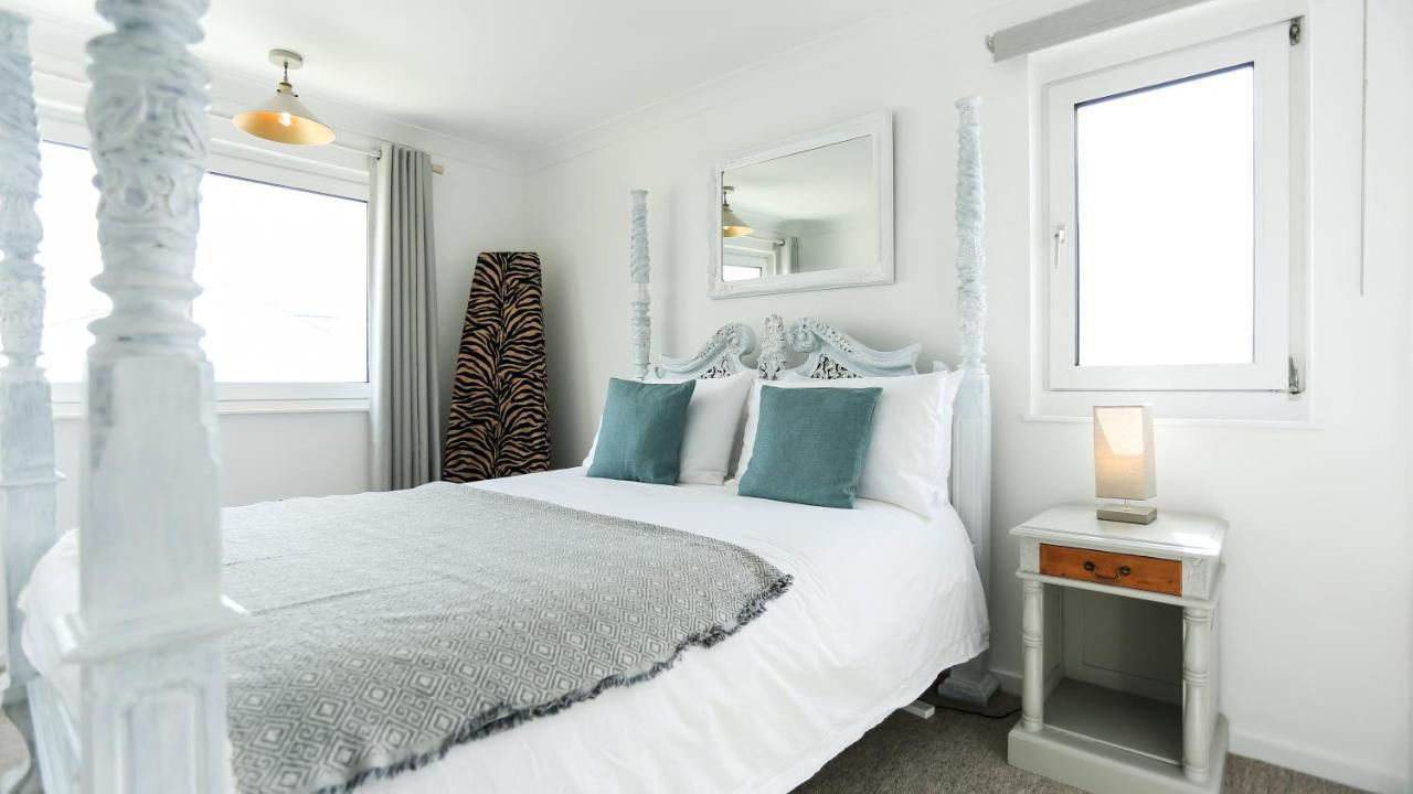 Tides - Beach Front Apartment In Bracklesham Bay Чичестър Екстериор снимка