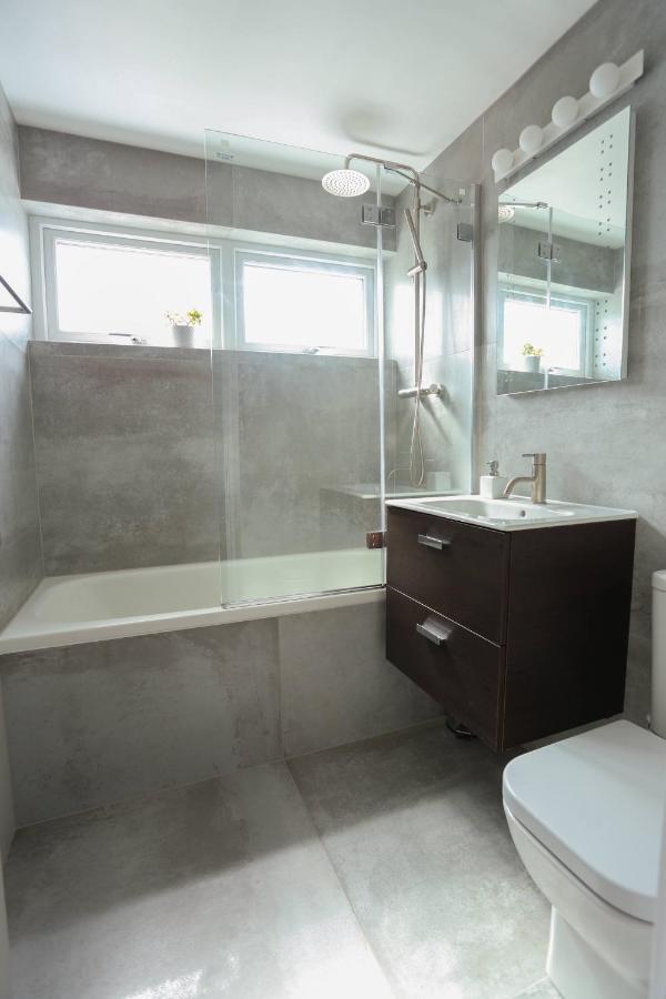 Tides - Beach Front Apartment In Bracklesham Bay Чичестър Екстериор снимка