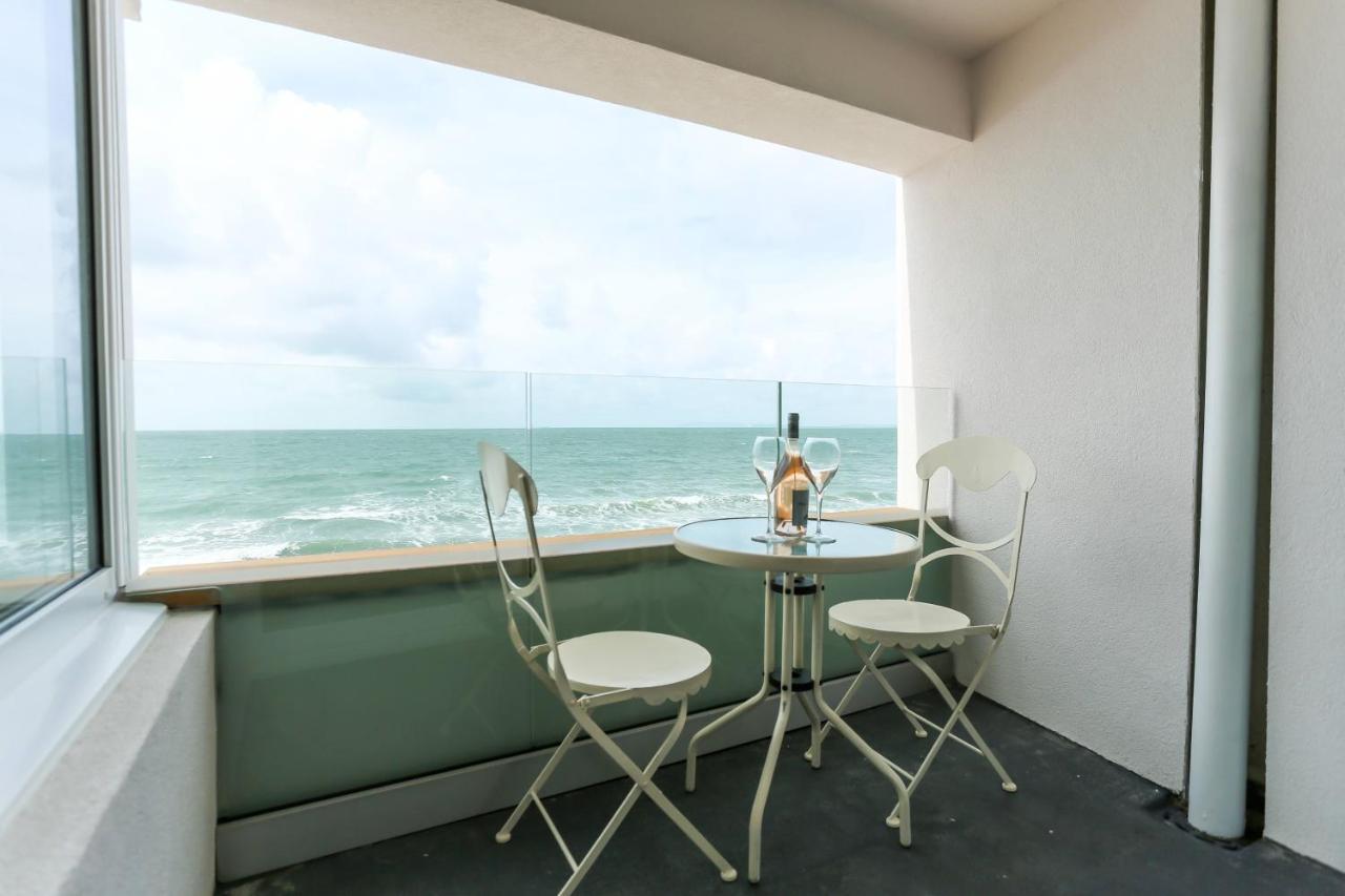 Tides - Beach Front Apartment In Bracklesham Bay Чичестър Екстериор снимка
