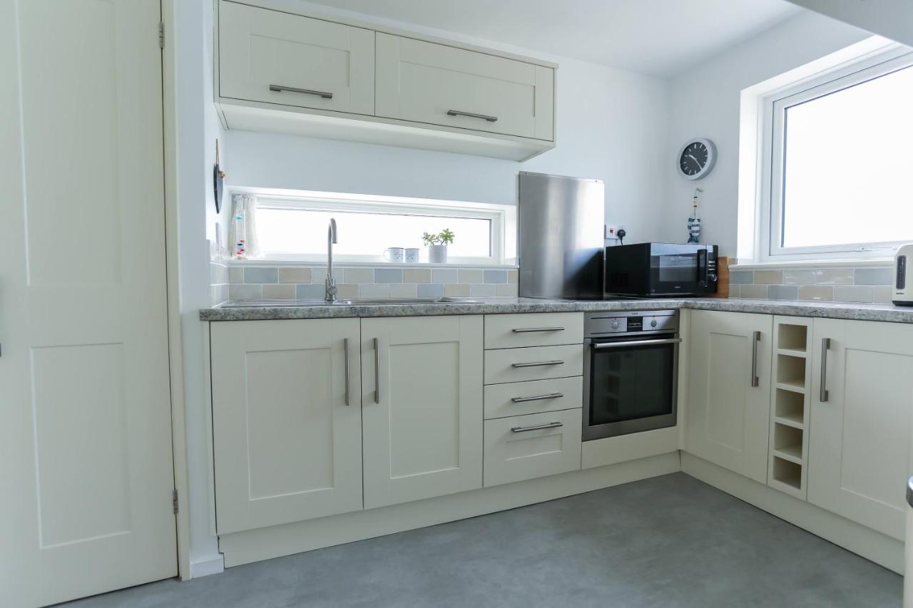 Tides - Beach Front Apartment In Bracklesham Bay Чичестър Екстериор снимка