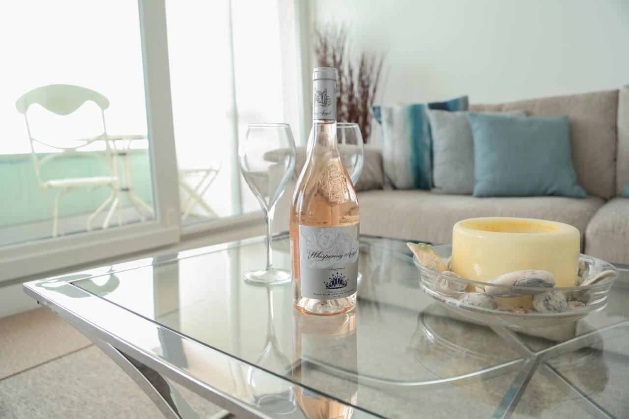 Tides - Beach Front Apartment In Bracklesham Bay Чичестър Екстериор снимка