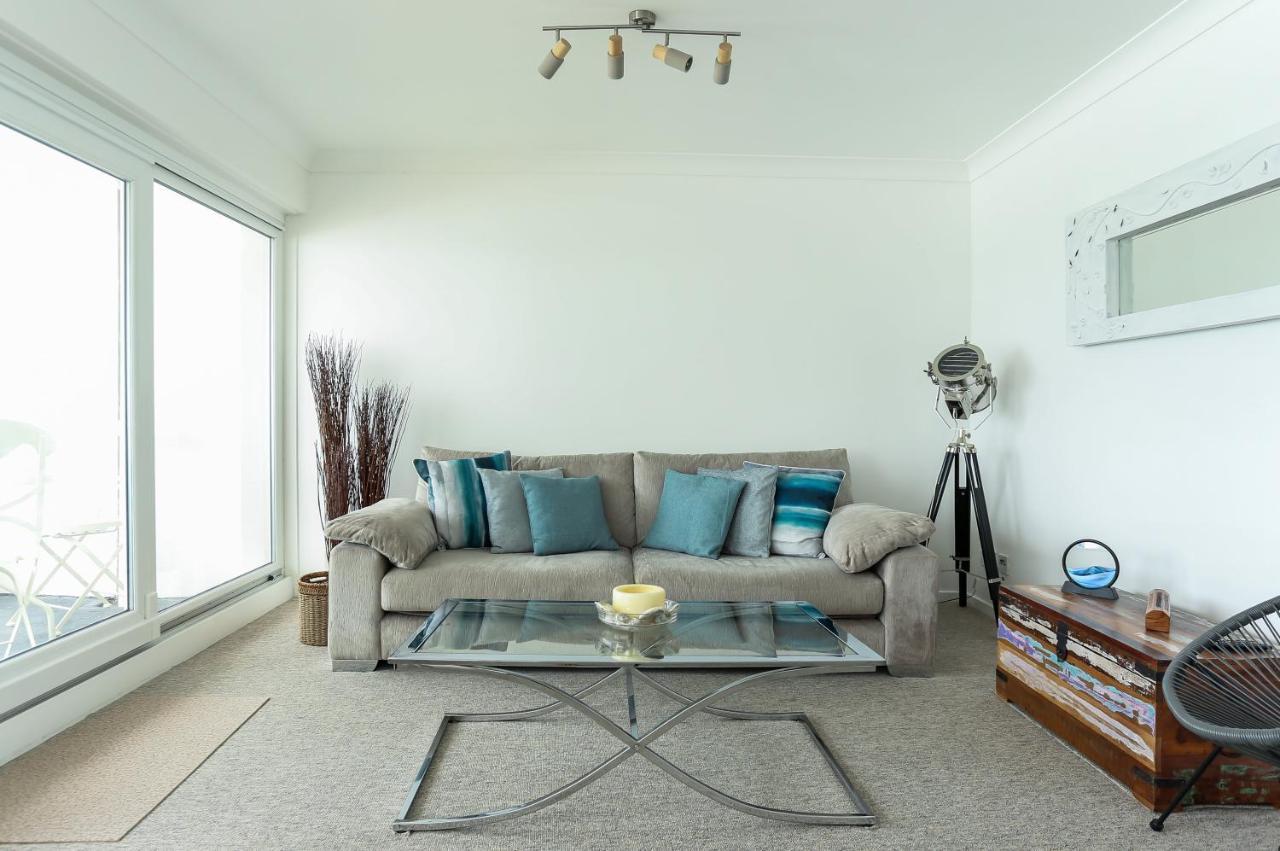 Tides - Beach Front Apartment In Bracklesham Bay Чичестър Екстериор снимка