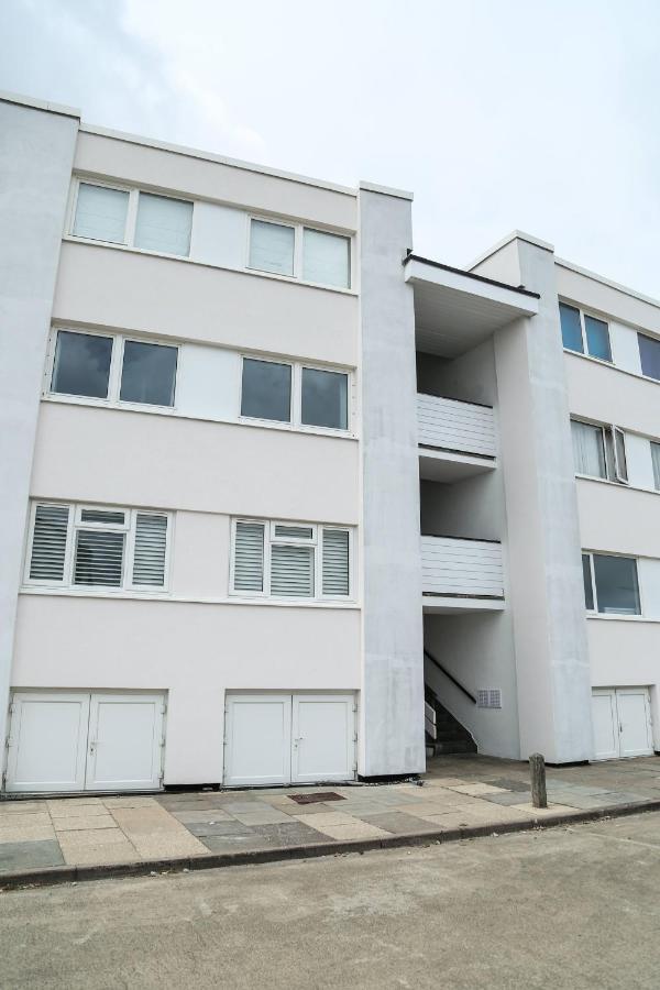 Tides - Beach Front Apartment In Bracklesham Bay Чичестър Екстериор снимка