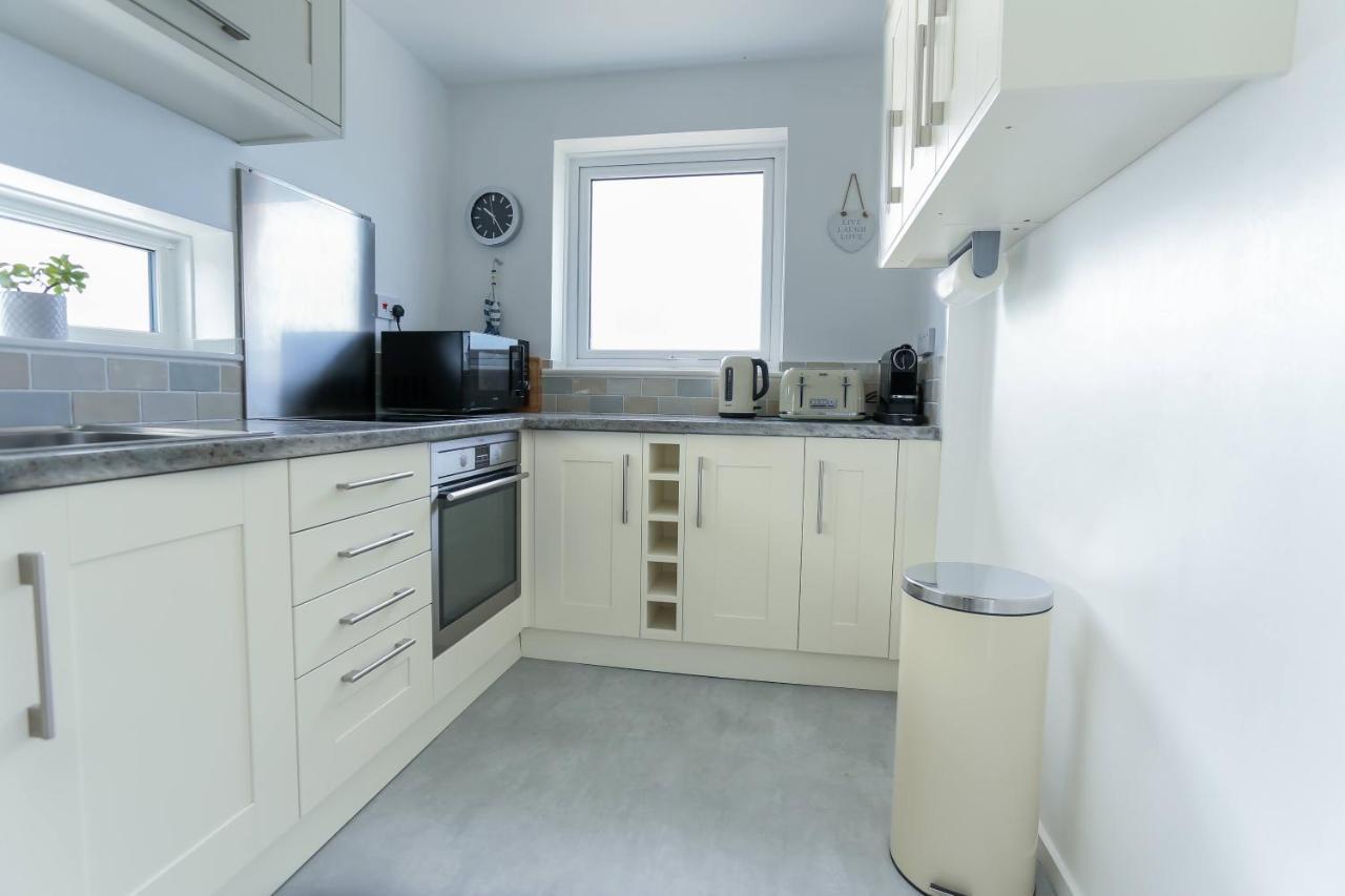 Tides - Beach Front Apartment In Bracklesham Bay Чичестър Екстериор снимка