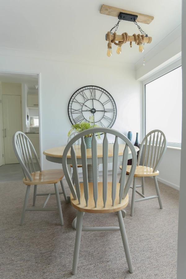 Tides - Beach Front Apartment In Bracklesham Bay Чичестър Екстериор снимка
