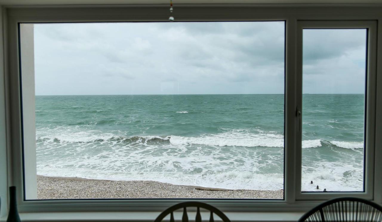 Tides - Beach Front Apartment In Bracklesham Bay Чичестър Екстериор снимка