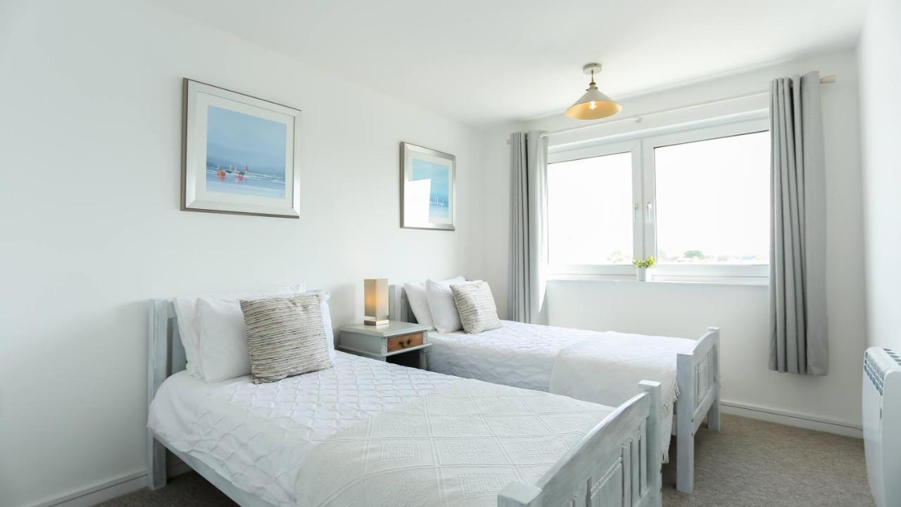 Tides - Beach Front Apartment In Bracklesham Bay Чичестър Екстериор снимка