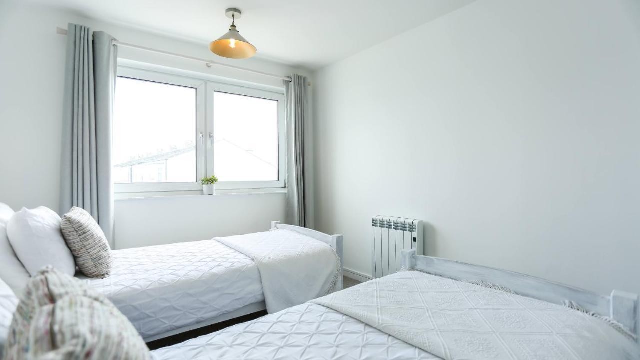 Tides - Beach Front Apartment In Bracklesham Bay Чичестър Екстериор снимка