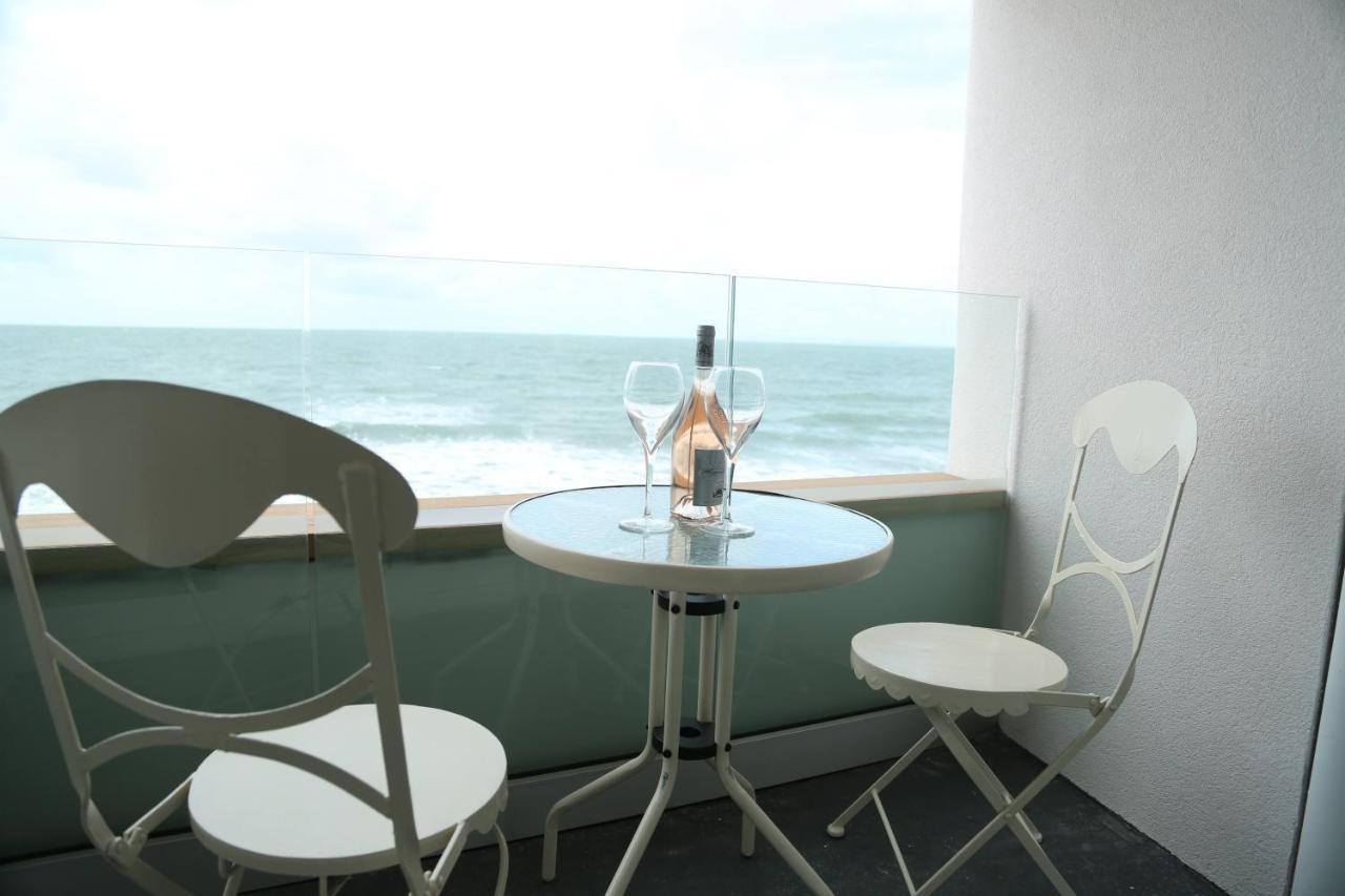 Tides - Beach Front Apartment In Bracklesham Bay Чичестър Екстериор снимка