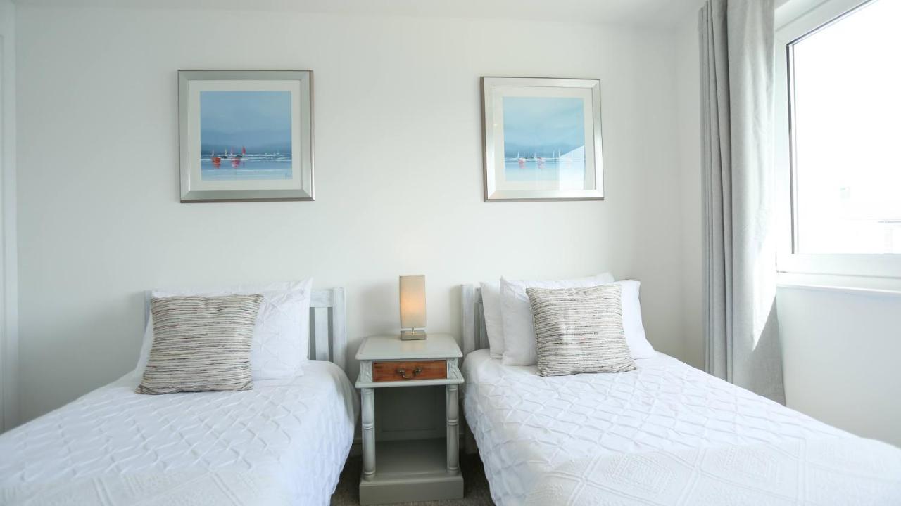 Tides - Beach Front Apartment In Bracklesham Bay Чичестър Екстериор снимка