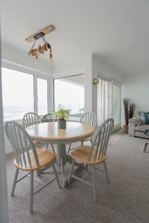Tides - Beach Front Apartment In Bracklesham Bay Чичестър Екстериор снимка
