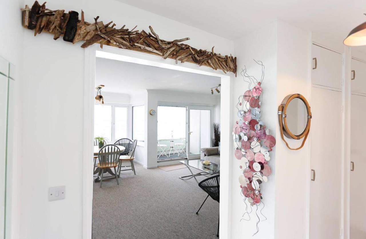 Tides - Beach Front Apartment In Bracklesham Bay Чичестър Екстериор снимка